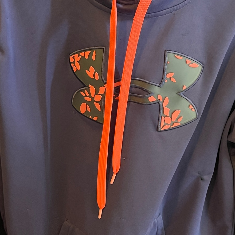 Woman’s XTRA LARGE UNDER ARMOUR HOODIIE